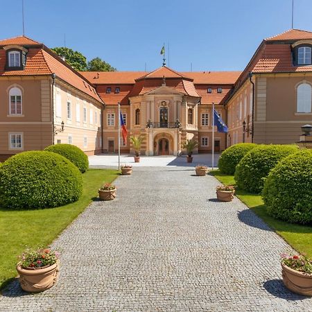 Hotel Zamek Stirin Velké Popovice Exteriör bild
