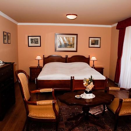 Hotel Zamek Stirin Velké Popovice Exteriör bild