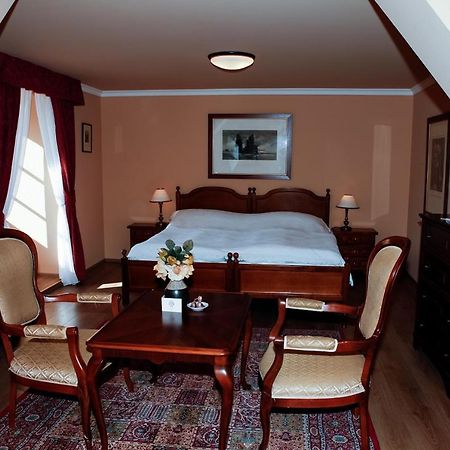 Hotel Zamek Stirin Velké Popovice Exteriör bild