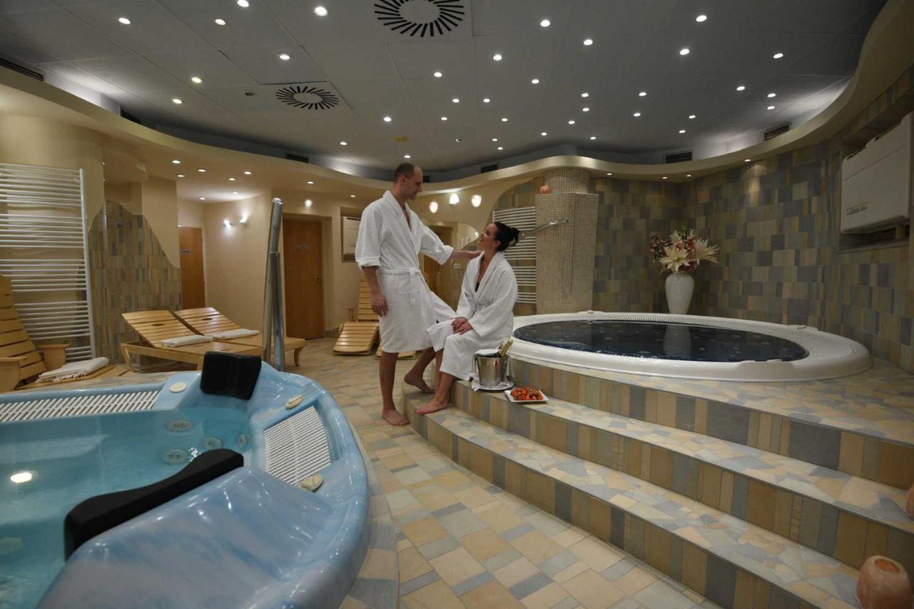Hotel Zamek Stirin Velké Popovice Exteriör bild