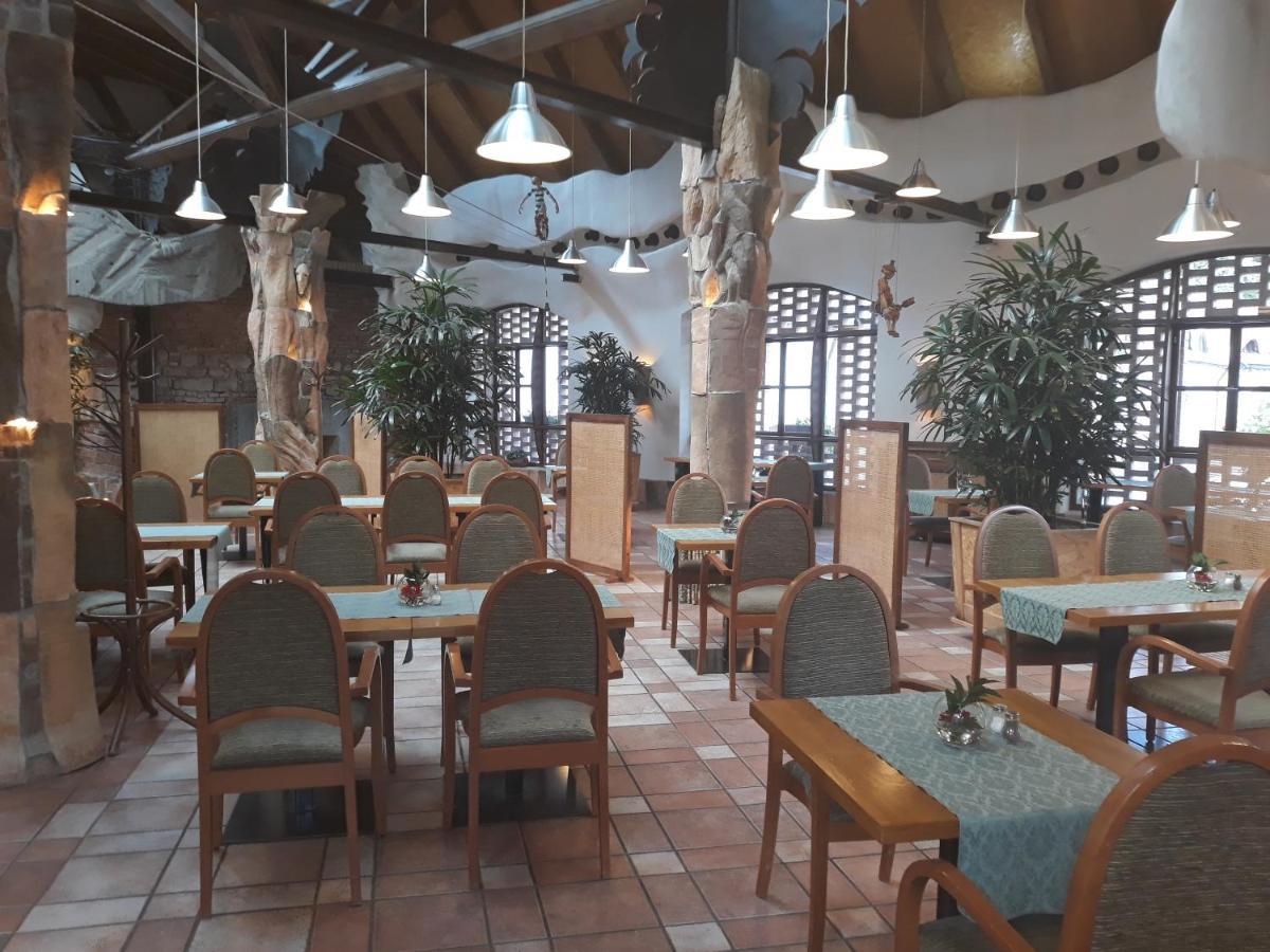 Hotel Zamek Stirin Velké Popovice Exteriör bild