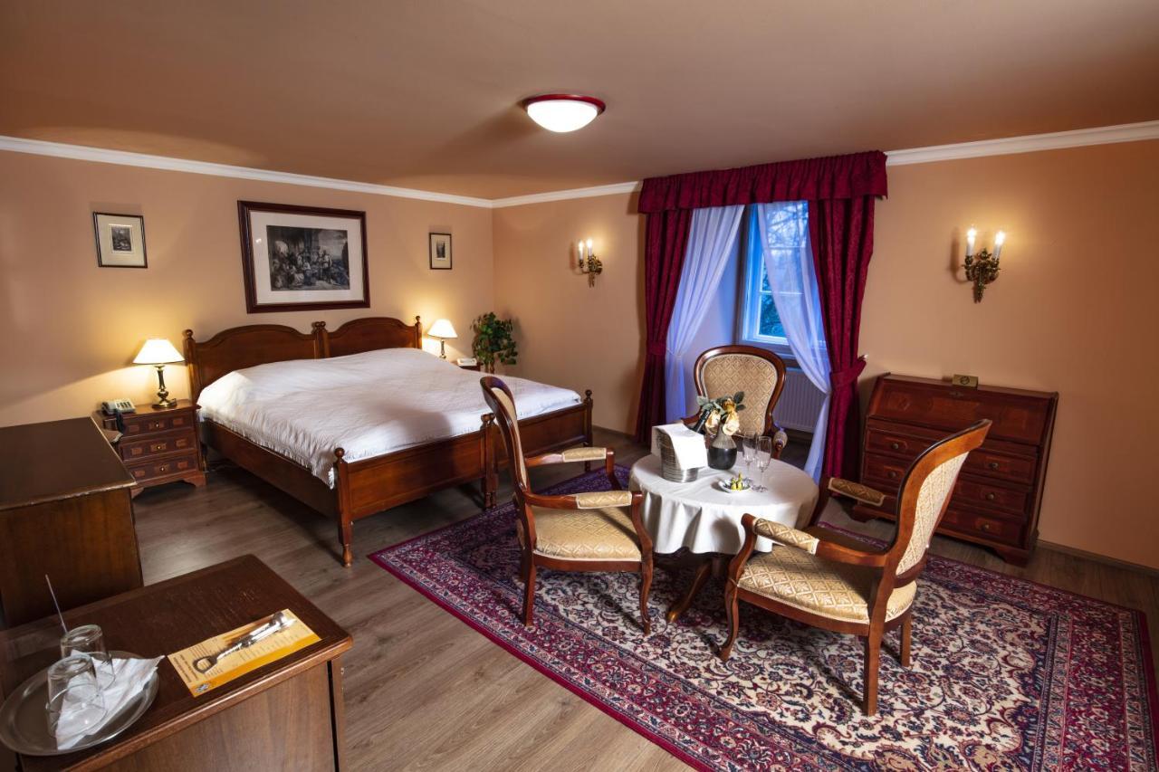 Hotel Zamek Stirin Velké Popovice Exteriör bild