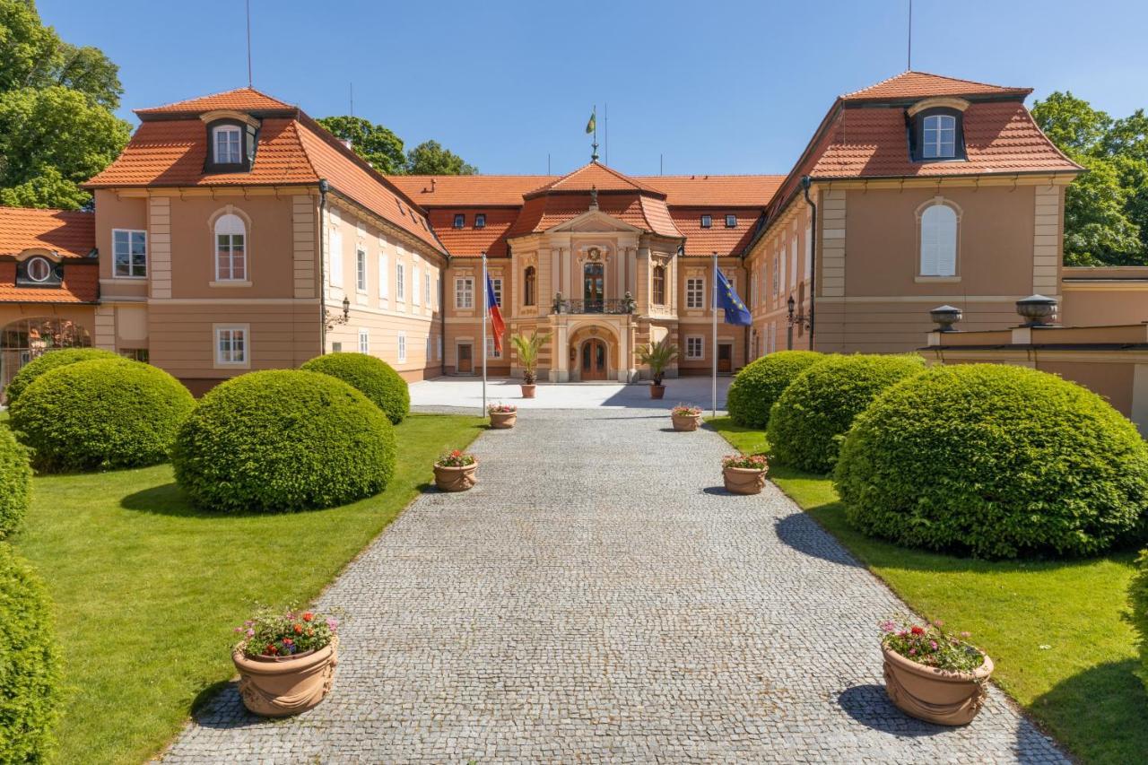 Hotel Zamek Stirin Velké Popovice Exteriör bild