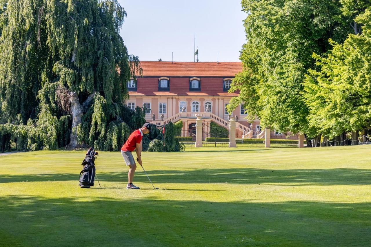 Hotel Zamek Stirin Velké Popovice Exteriör bild