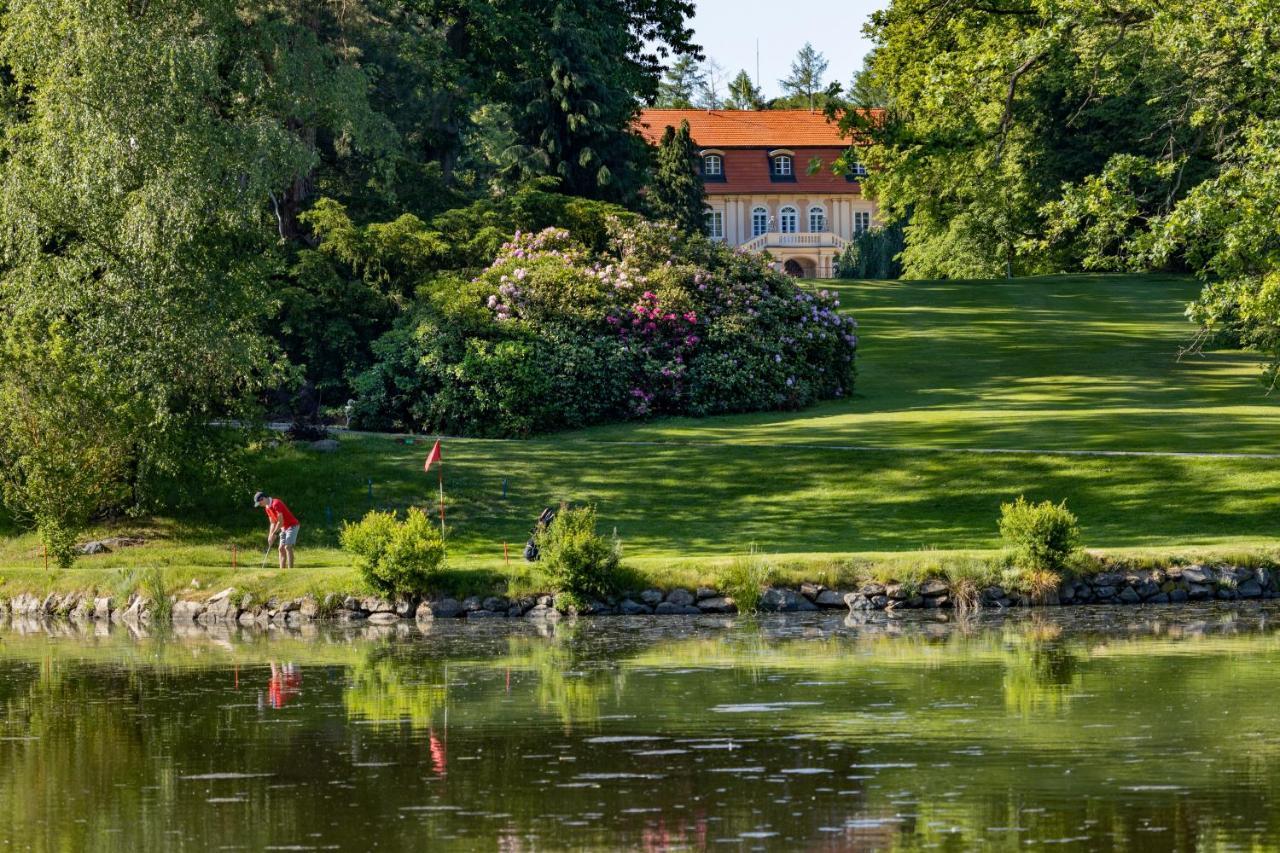 Hotel Zamek Stirin Velké Popovice Exteriör bild