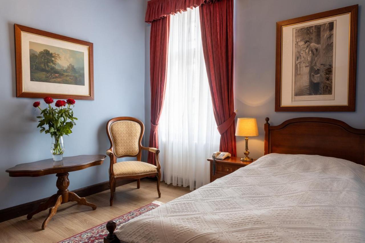 Hotel Zamek Stirin Velké Popovice Exteriör bild