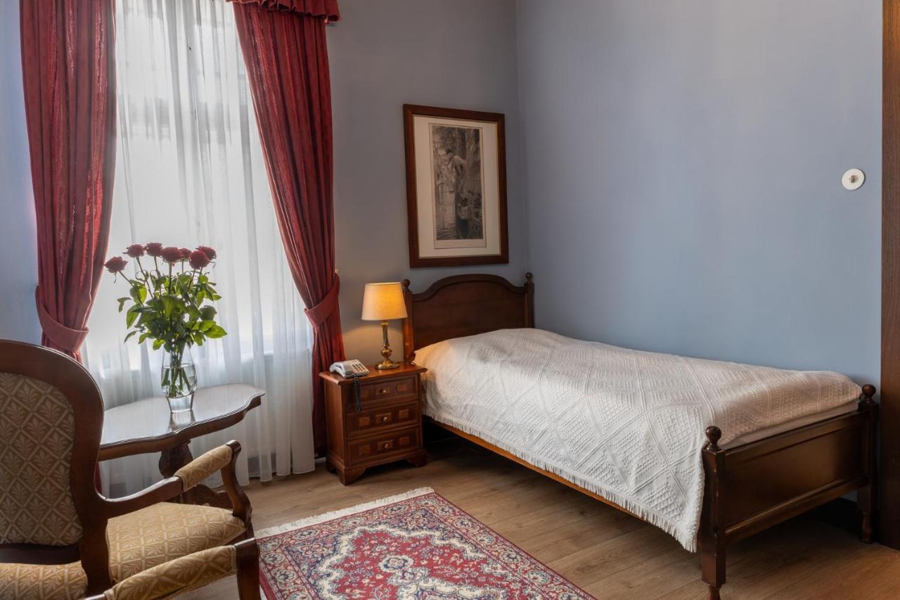 Hotel Zamek Stirin Velké Popovice Exteriör bild