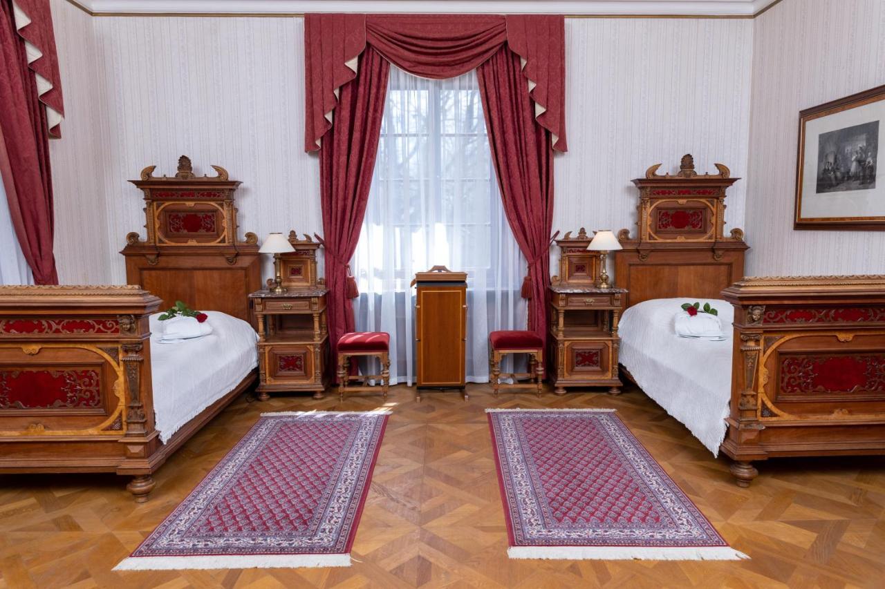 Hotel Zamek Stirin Velké Popovice Exteriör bild
