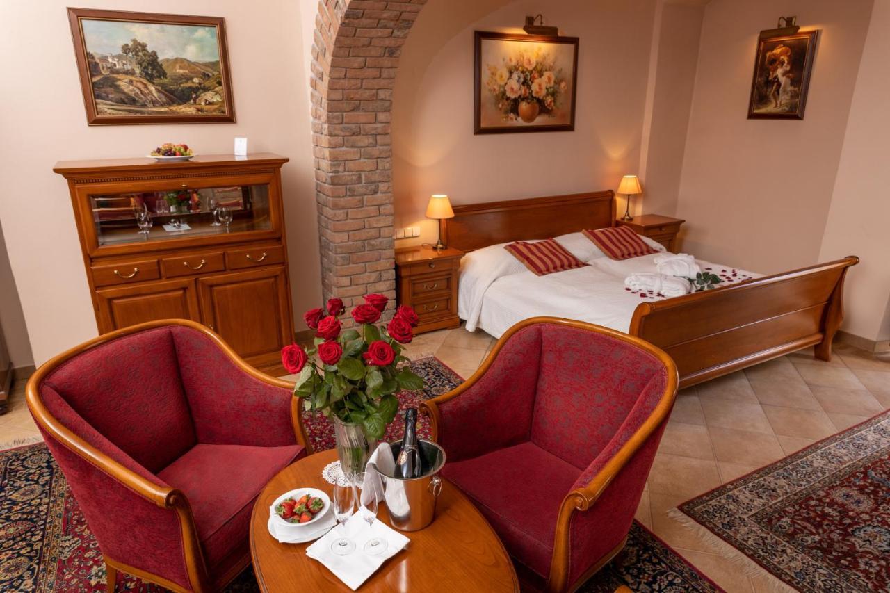 Hotel Zamek Stirin Velké Popovice Exteriör bild