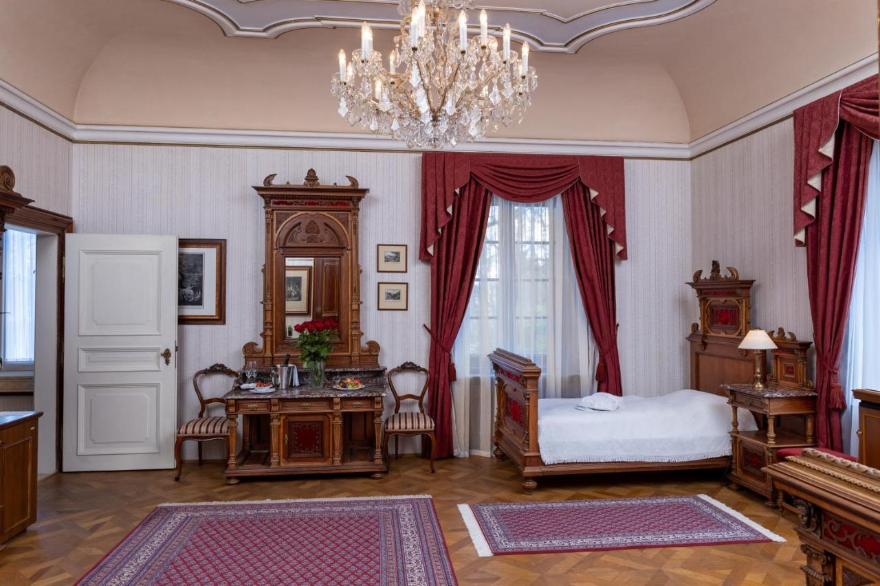 Hotel Zamek Stirin Velké Popovice Exteriör bild