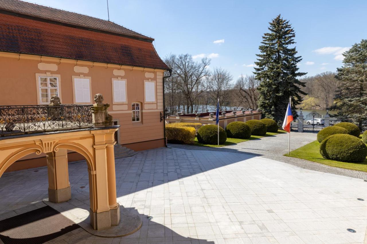 Hotel Zamek Stirin Velké Popovice Exteriör bild
