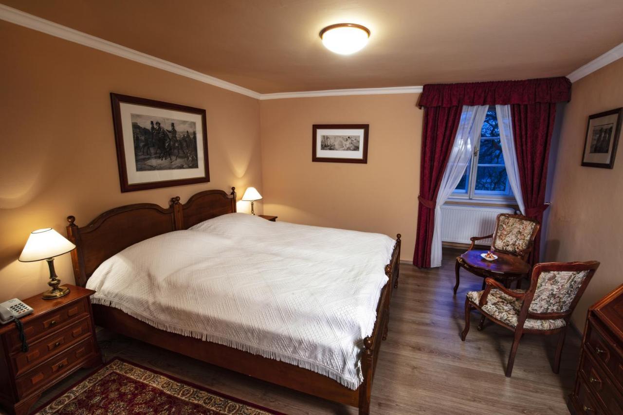 Hotel Zamek Stirin Velké Popovice Exteriör bild