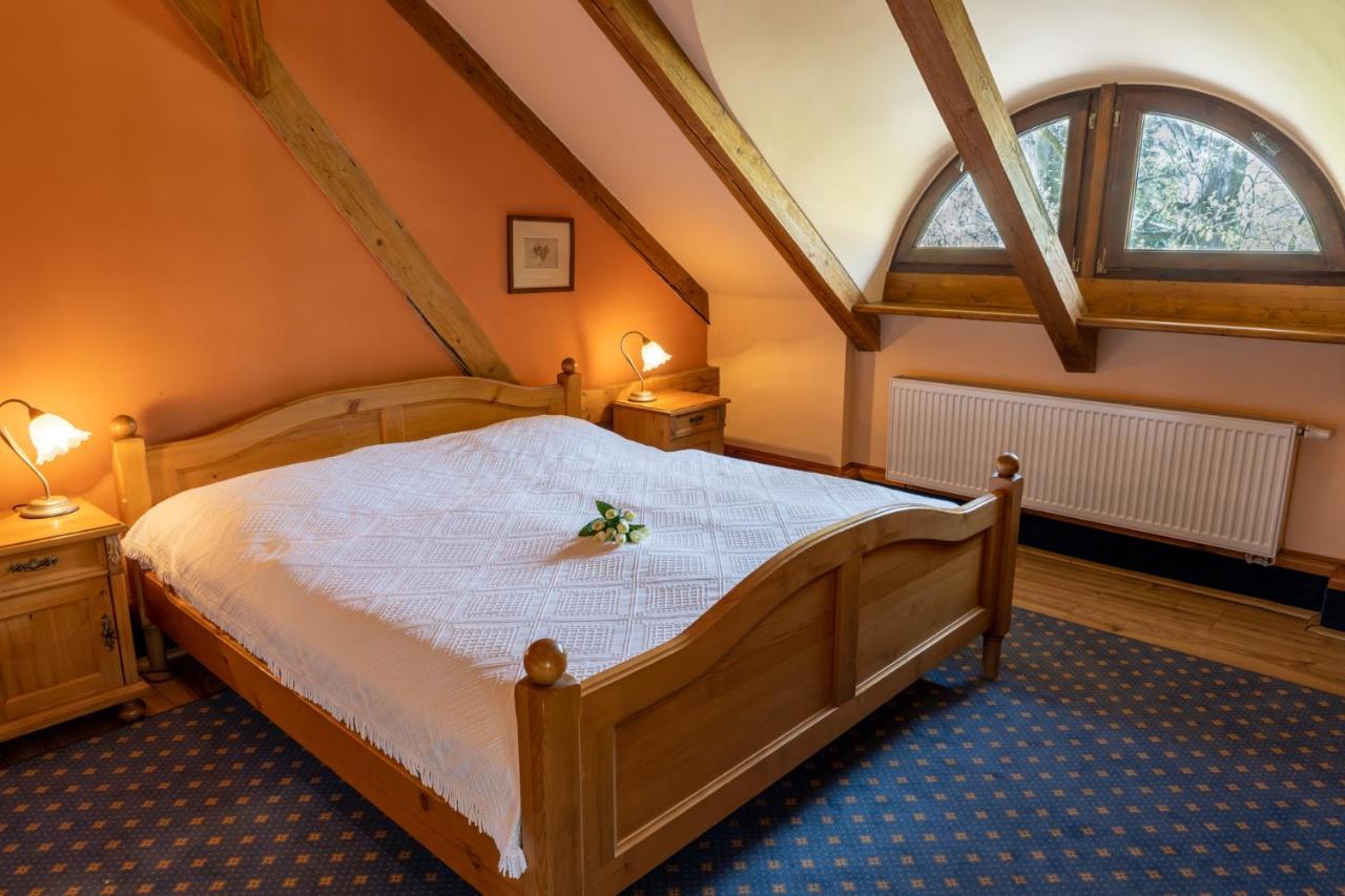 Hotel Zamek Stirin Velké Popovice Exteriör bild
