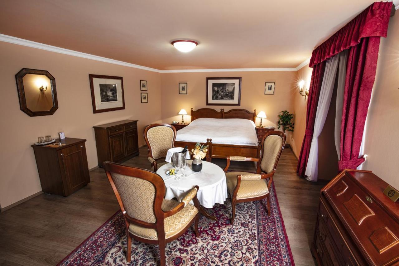 Hotel Zamek Stirin Velké Popovice Exteriör bild