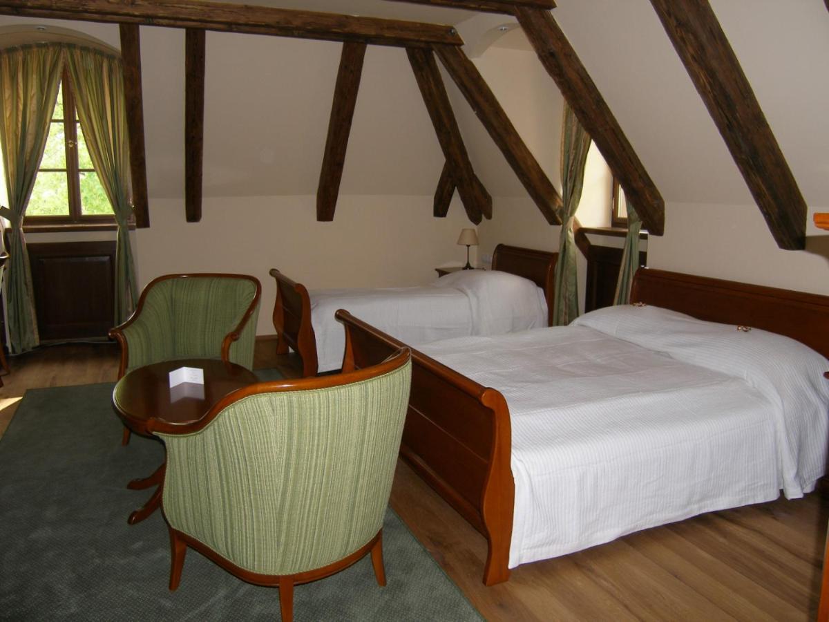 Hotel Zamek Stirin Velké Popovice Exteriör bild