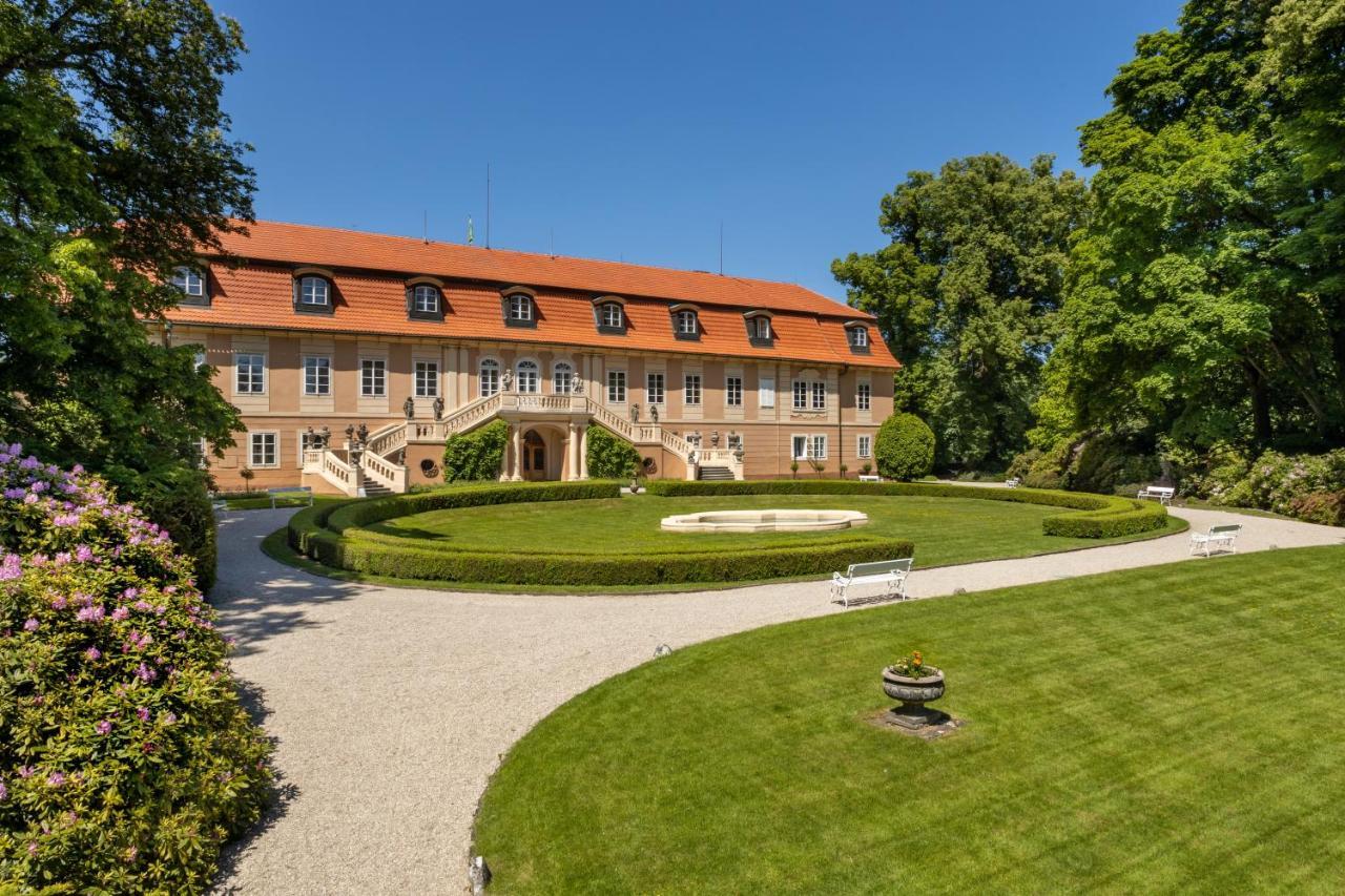 Hotel Zamek Stirin Velké Popovice Exteriör bild