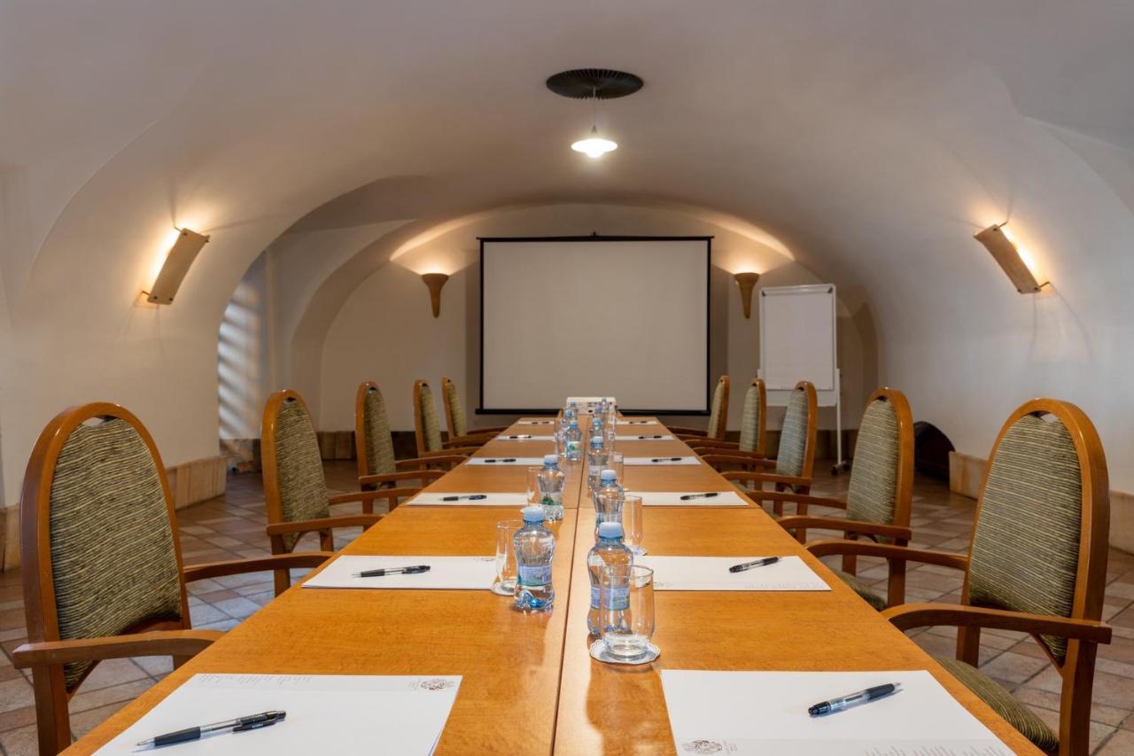 Hotel Zamek Stirin Velké Popovice Exteriör bild