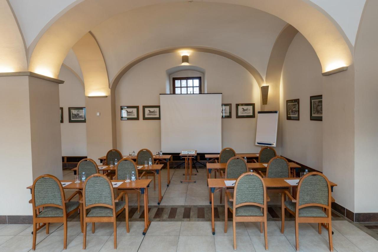 Hotel Zamek Stirin Velké Popovice Exteriör bild