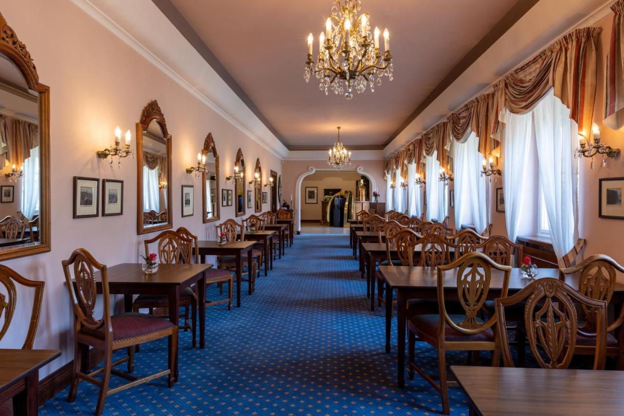 Hotel Zamek Stirin Velké Popovice Exteriör bild