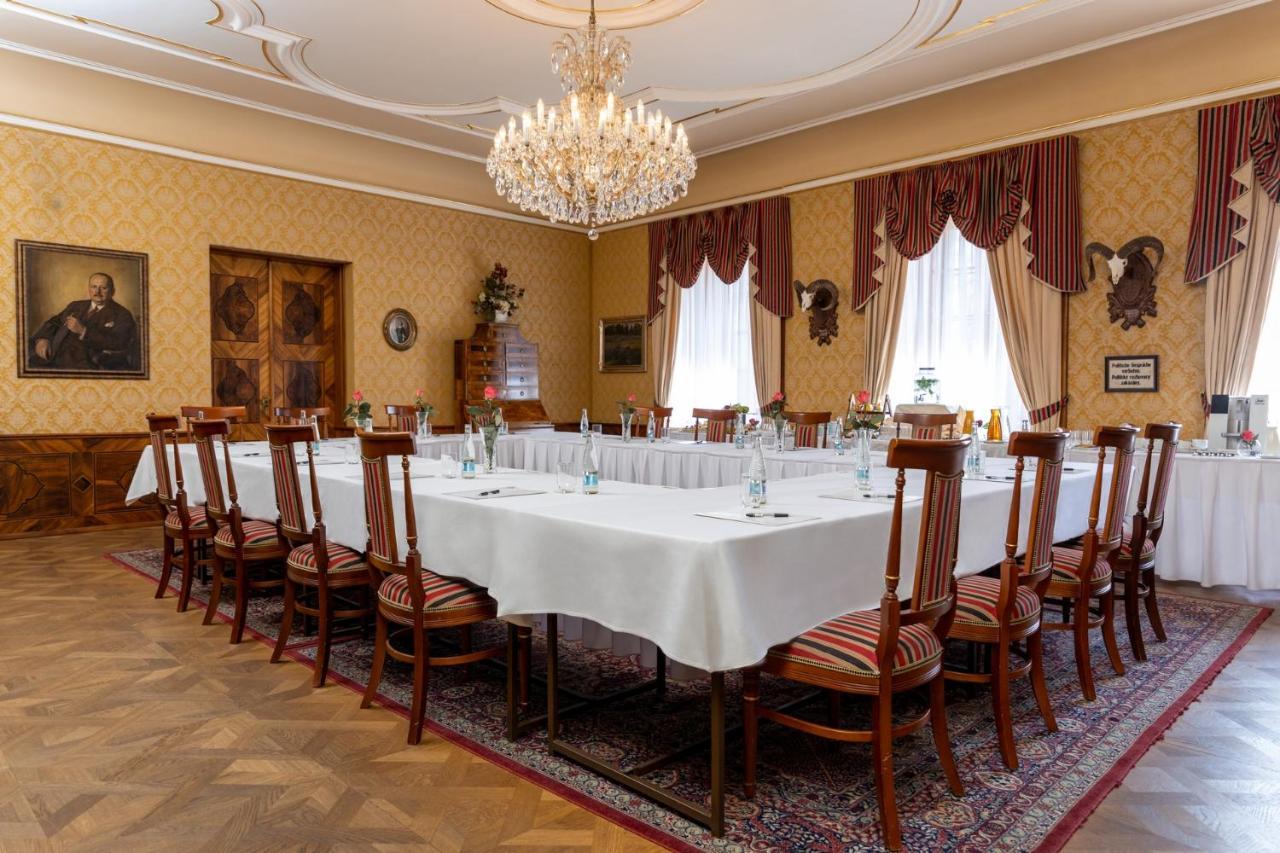 Hotel Zamek Stirin Velké Popovice Exteriör bild
