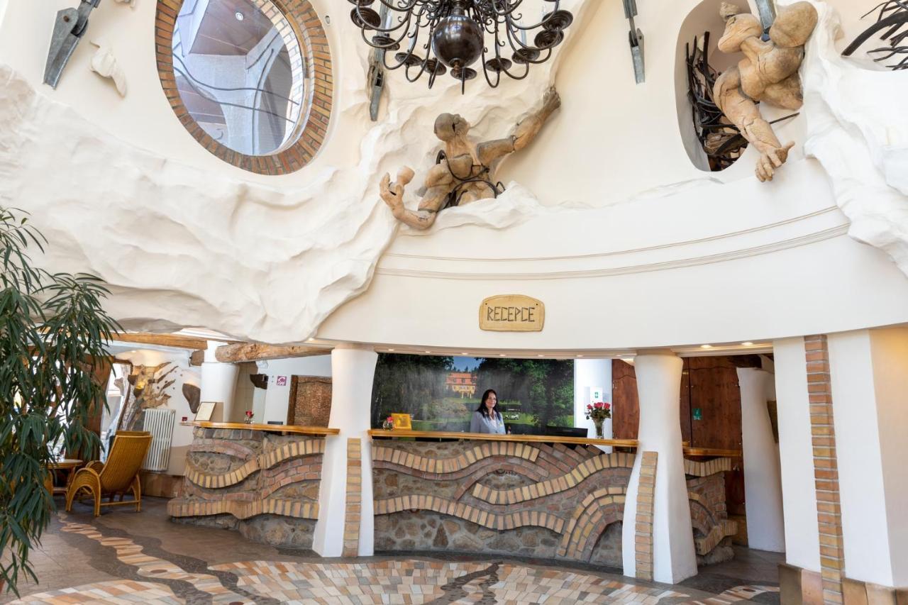 Hotel Zamek Stirin Velké Popovice Exteriör bild