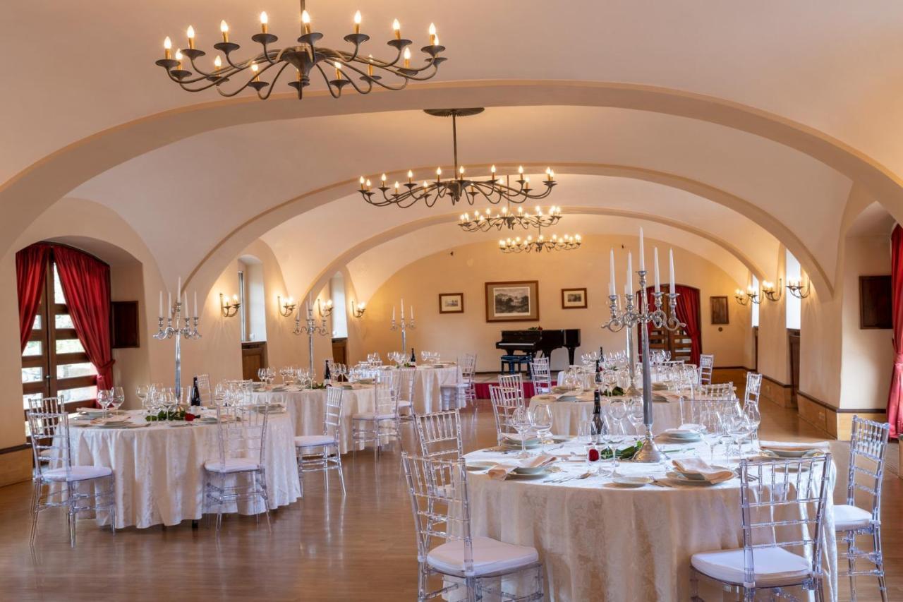 Hotel Zamek Stirin Velké Popovice Exteriör bild