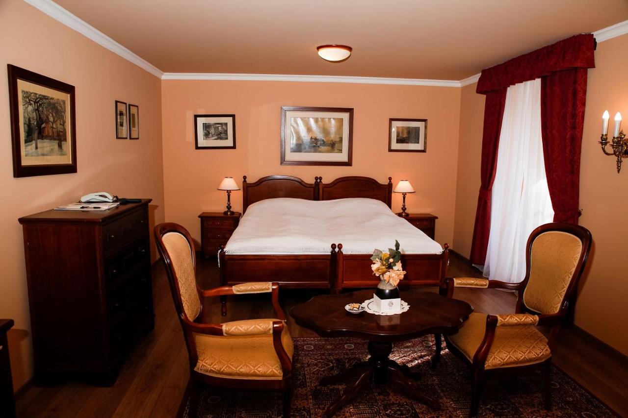 Hotel Zamek Stirin Velké Popovice Exteriör bild