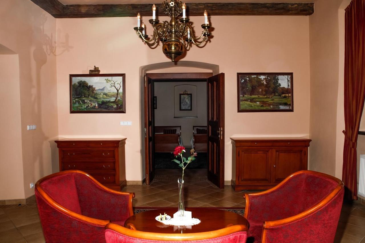 Hotel Zamek Stirin Velké Popovice Exteriör bild