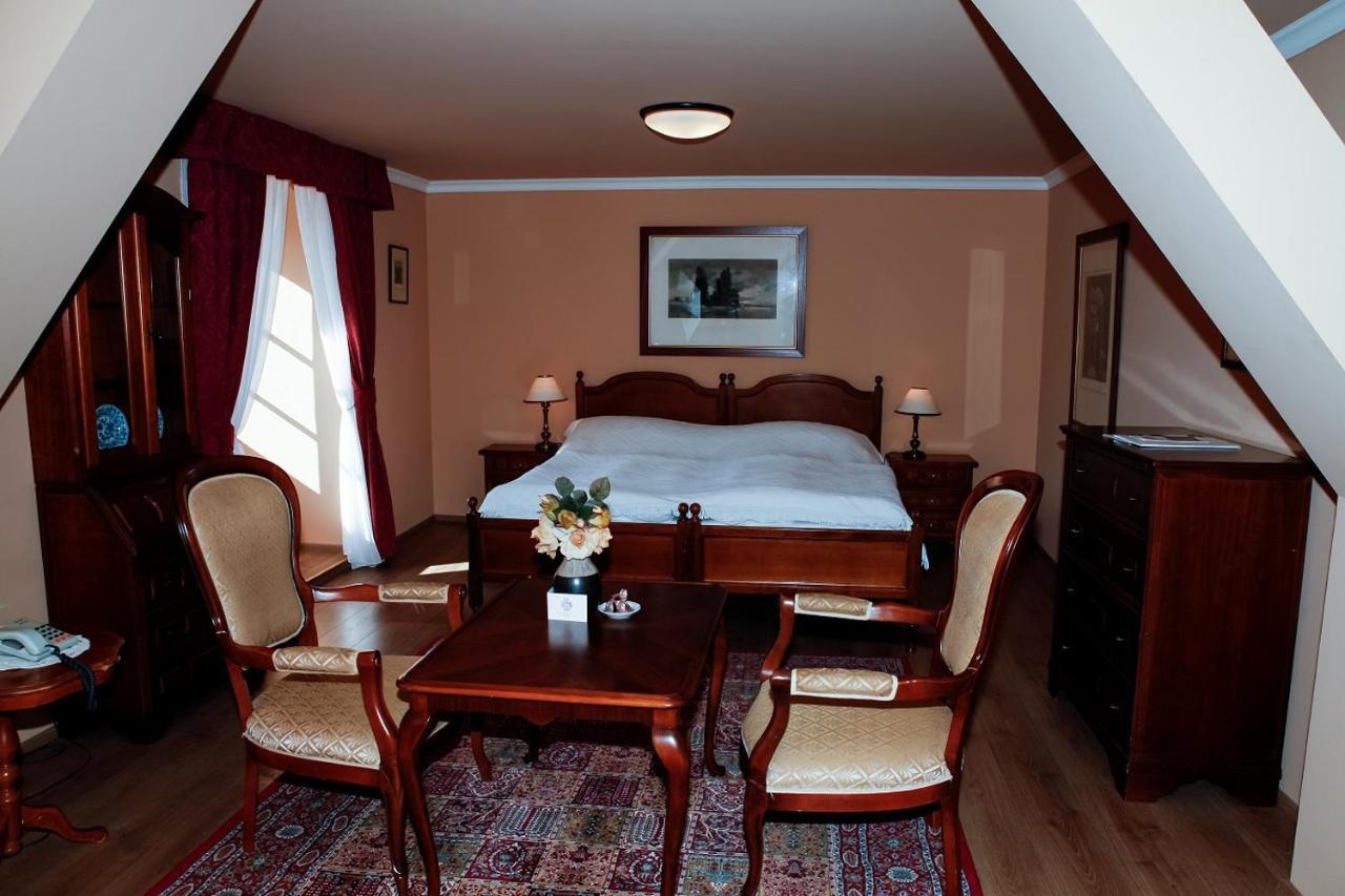 Hotel Zamek Stirin Velké Popovice Exteriör bild
